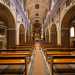 Ma  arrivato ora il momento di entrare. Partiamo dalla chiesa, il cui interno  a tre navate con volte a botte ornate da stucchi barocchi e scandite da archi ellittici su pilastri